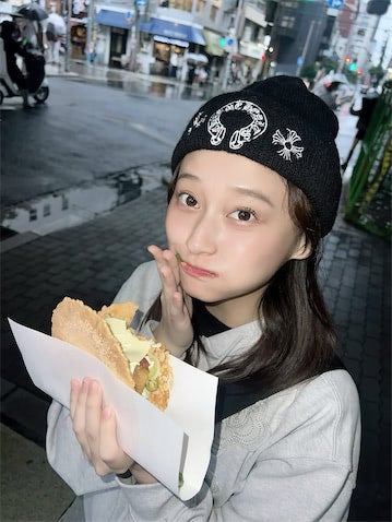 影山優佳、大阪名物たこせんを"ぎゅーってして"食べる姿に「ビジュ良すぎ」「めっちゃ可愛いーー」