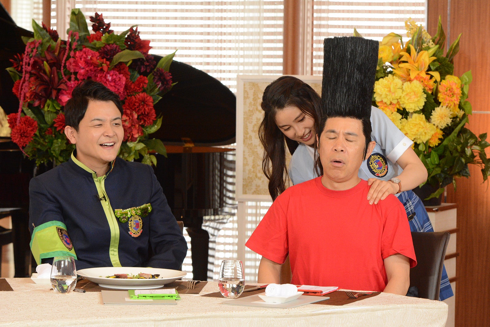 岡村隆史にマッサージする土屋太鳳（C）日本テレビ