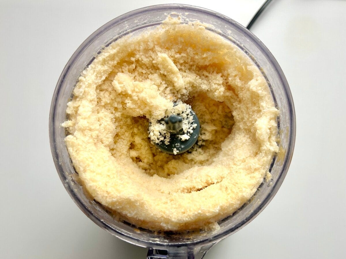 ピーナッツバターだけを入れてかくはんする