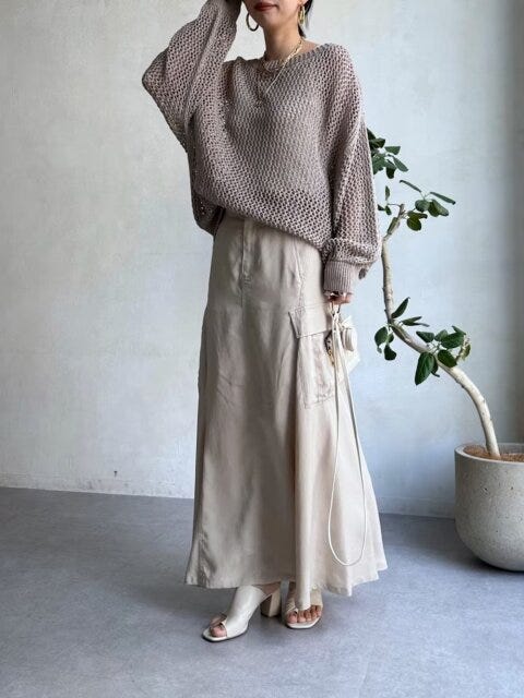 レディース　コーディネート　コーデ　着こなし　トレンド　おしゃれ　お洒落　オシャレ　2023　春　ベージュ　ワントーンコーデ　ベージュコーデ　ワントーン　メッシュニット　透かし編みニット　ニット　スカート