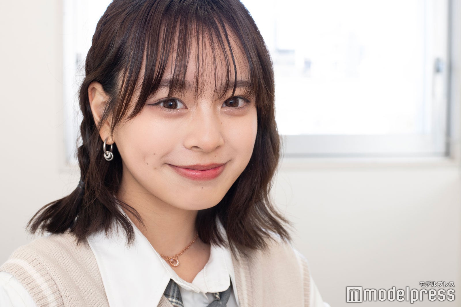 「今日好き」小國舞羽、ショーパン姿で美脚全開「夏が似合う」「上目遣い可愛い」と反響