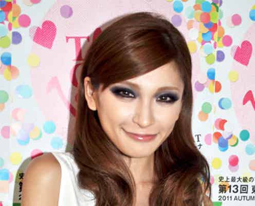 高橋真依子、美容の秘訣・ファッションのこだわりを語る モデルプレスインタビュー