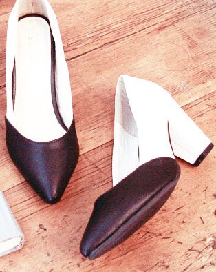 切り替えポインテッドトゥ美脚バイカラー&プレーンパンプス「salus」2,999円(税込)/画像提供:salus