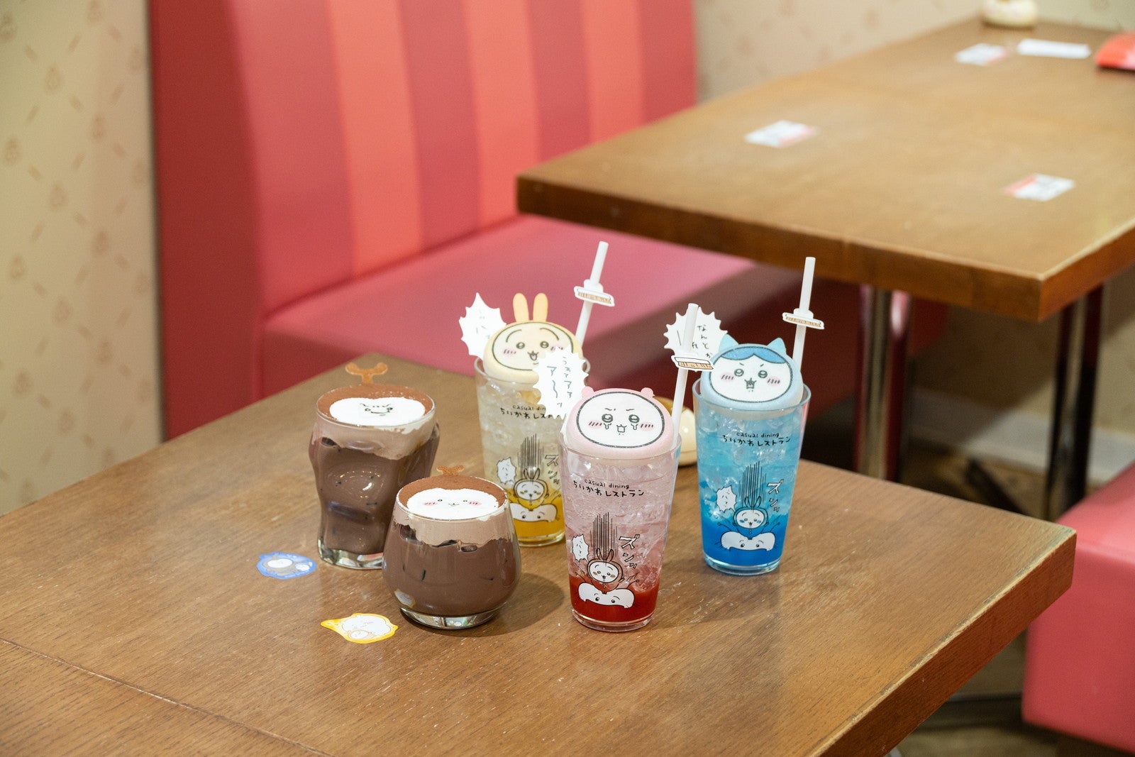 カブトムシのアイスココア990円、カブトムシ（大）アイスココア1,100円、なんか大きい討伐成功！クリームソーダ各1,320円（C）nagano