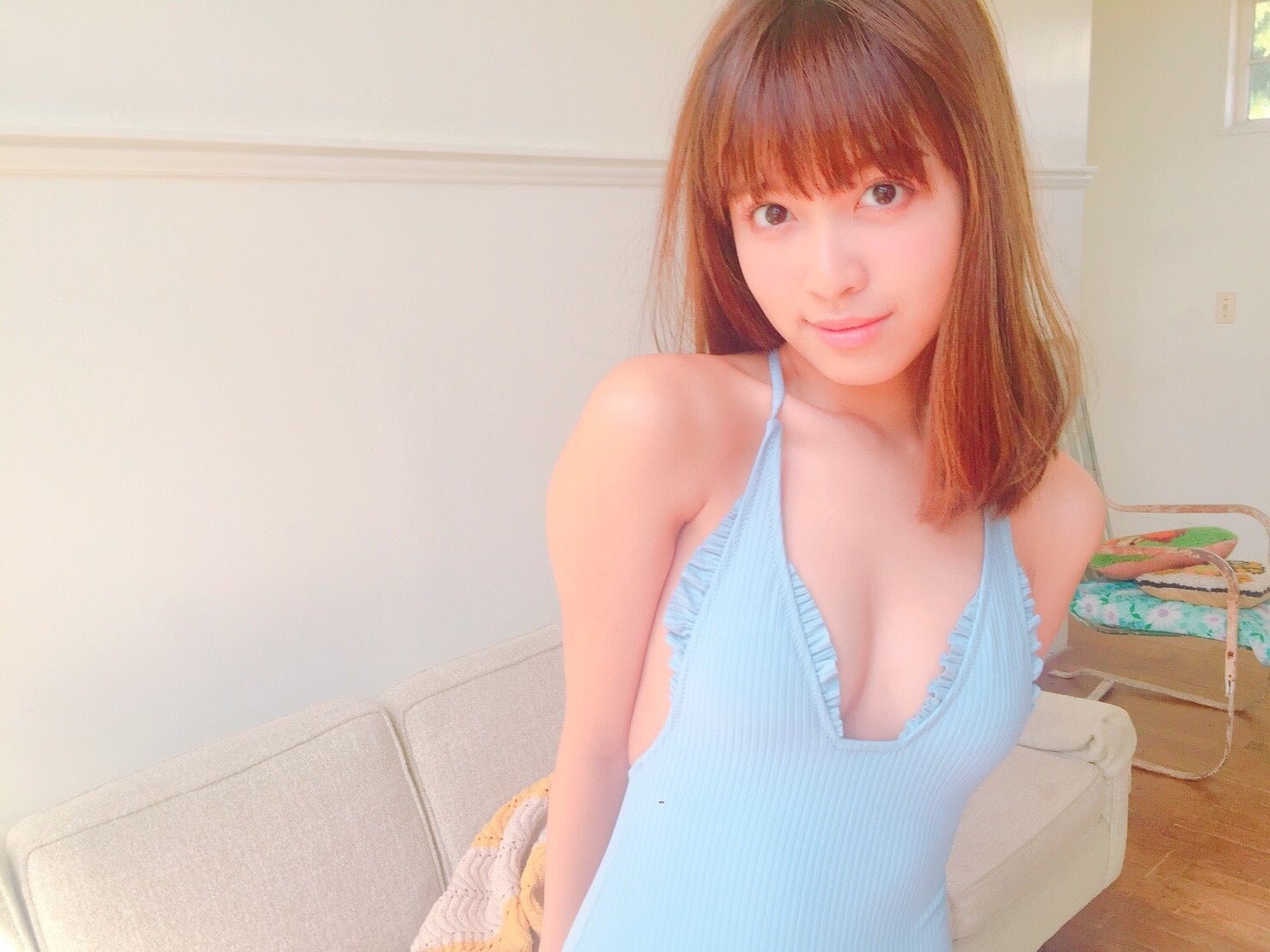 松本愛、美バストで魅せるセクシーショット公開　ガーター＆ビキニ姿も
