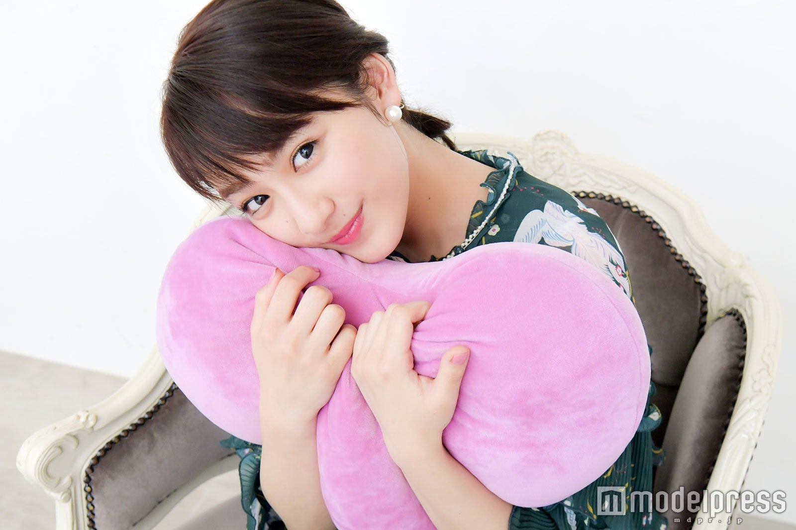 ハートクッションを渡すと…むぎゅっ！「気持ちいい～」とニッコリ（C）モデルプレス