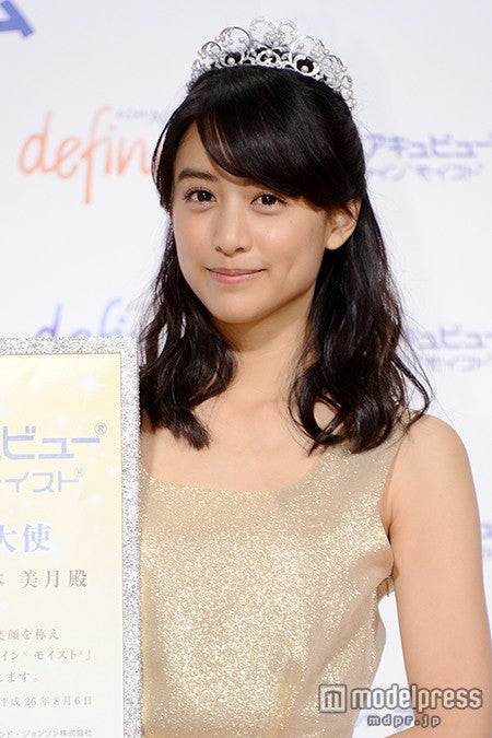 山本美月「ちょっと恥ずかしい」きらびやかに美脚披露　