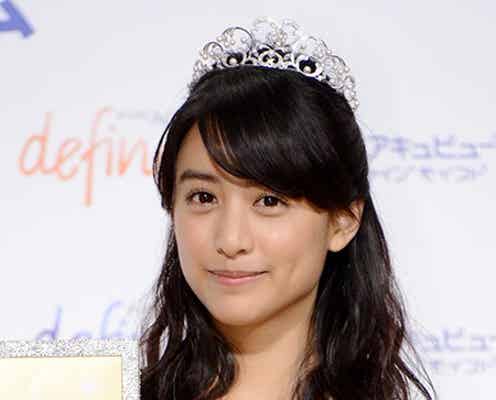 山本美月「ちょっと恥ずかしい」きらびやかに美脚披露