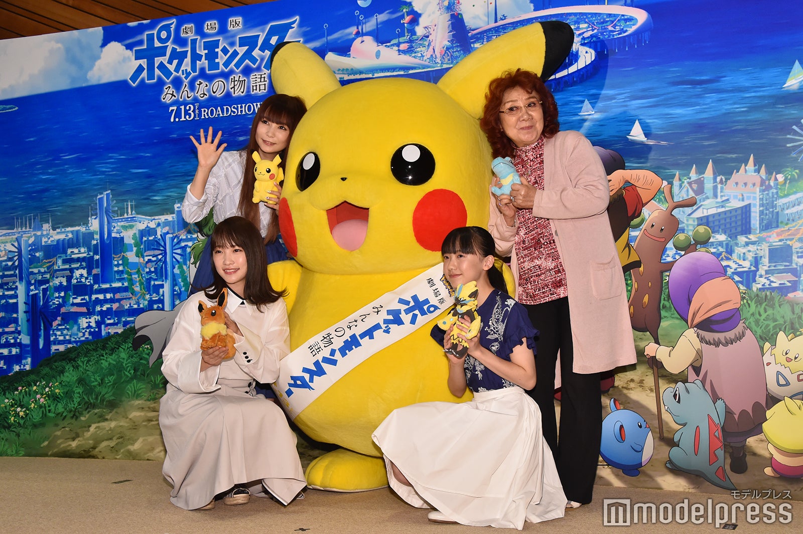 （前列左から）川栄李奈、芦田愛菜（後列左から）中川翔子、ピカチュウ、野沢雅子（C）モデルプレス