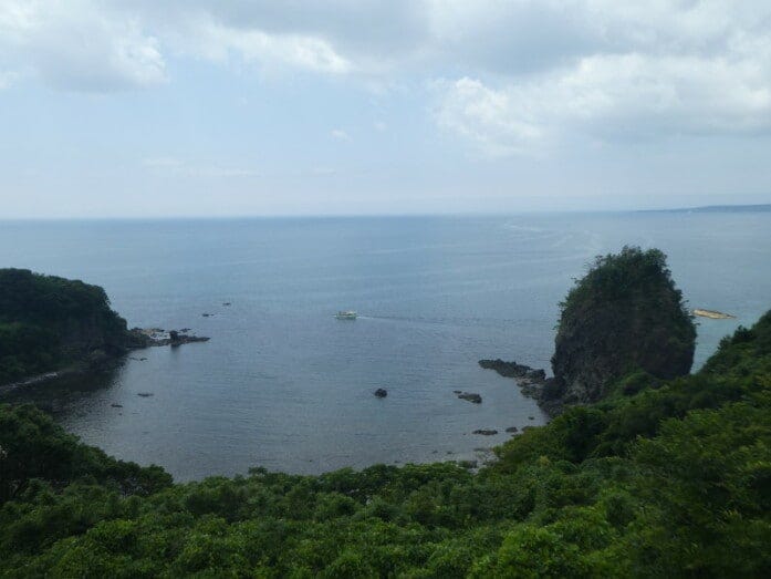 断崖絶壁が続く能登金剛。右手に見える大きな岩は鷹の巣岩(2019年7月撮影)