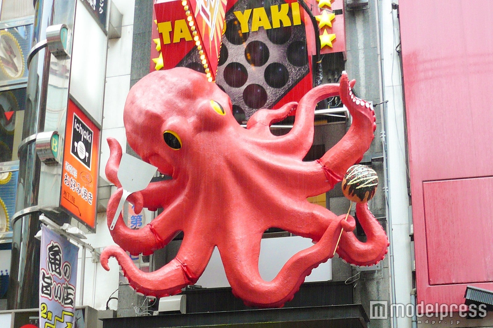 大きなタコがお出迎え／画像提供：白ハト食品工業