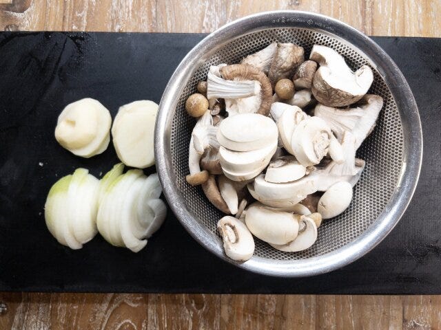 玉ねぎ・じゃがいもはそれぞれスライス、きのこ類はそれぞれ定期等な大きさにカットします。 玉ねぎ・じゃがいもはそれぞれスライス、きのこ類はそれぞれ定期等な大きさにカットします。