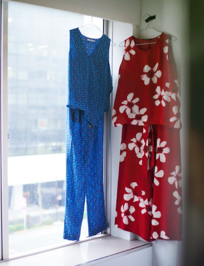 鮮やかカラーのセットアップ(C)TOPLOG