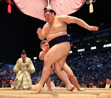 休場明け横綱大の里がぼう然 痛恨の初日黒星 苦手義ノ富士に苦杯 その他上位陣は盤石 豊昇龍は王鵬下す 綱とり霧島、大関復帰狙う安青錦など2大関3関脇も白星発進