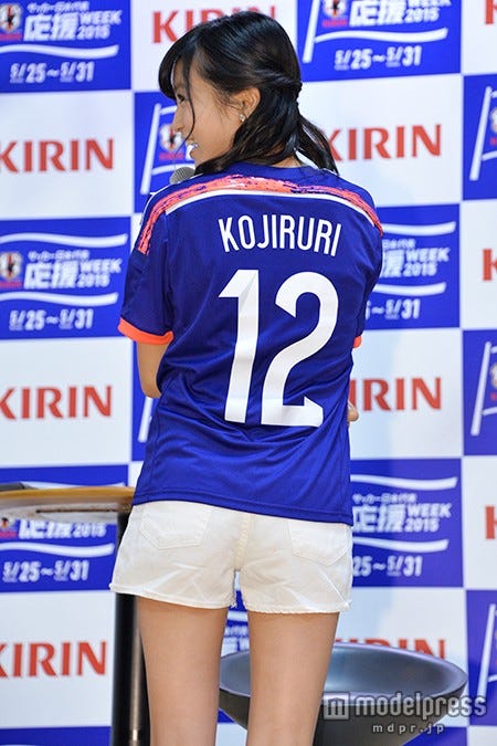 小島瑠璃子/ユニホームの後ろ姿も披露