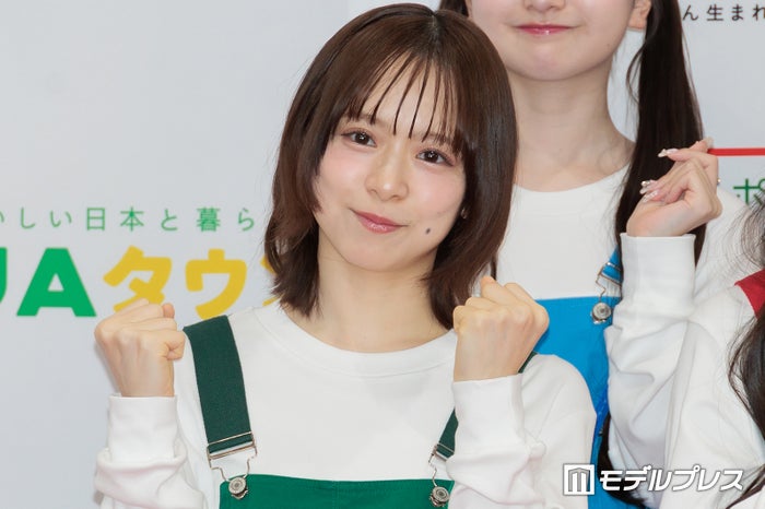 AKB48グループ4代目総監督、“きつねダンス”ミニスカ衣装ショットに絶賛の声「ビジュ最強」「スタイル抜群」