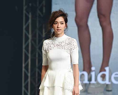 中村アン、ミニ丈で生足披露 華やかオールホワイトコーデ<神戸コレクション2015S/S>