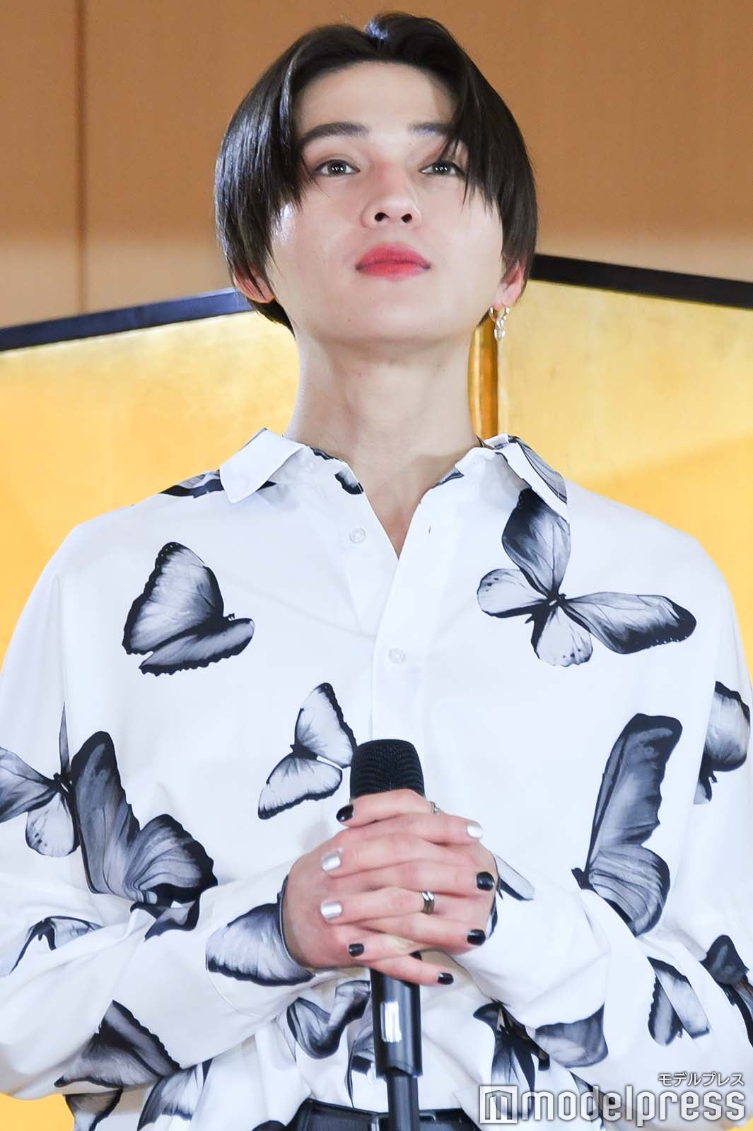 だんだんと祈る手の位置が上がってきた八木勇征（C）モデルプレス