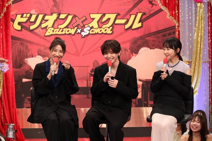 Hey! Say! JUMP山田涼介、Snow Man目黒蓮と会見中に連絡先交換約束 主演ドラマ共演者から「フェロモン強すぎ」の声も
