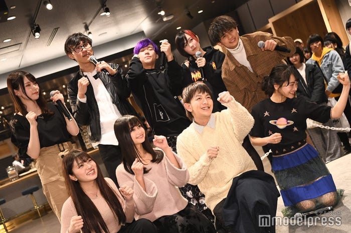 TikTok撮影中の様子/(後列左から)脳て、Hiro、ほまれ、夜道雪、北出大治郎(前列左から)市川莉乃、西山乃利子、たくぽん、福田愛依(C)モデルプレス