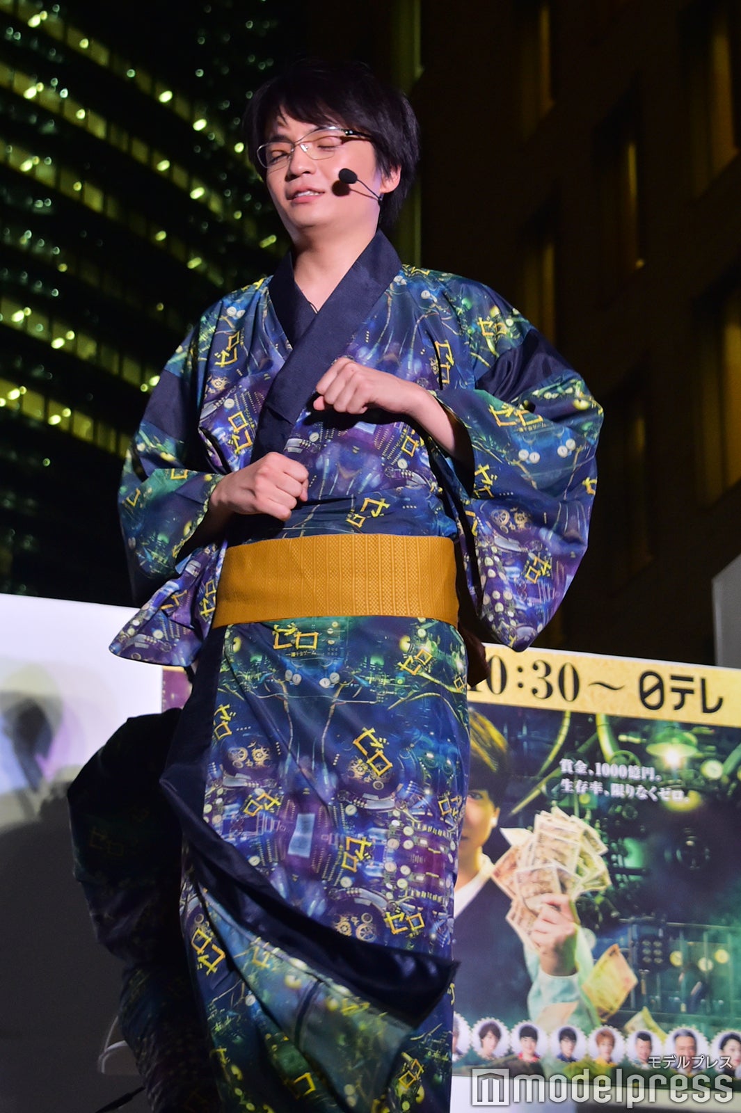 目をつぶって10回転する岡山天音 （C）モデルプレス