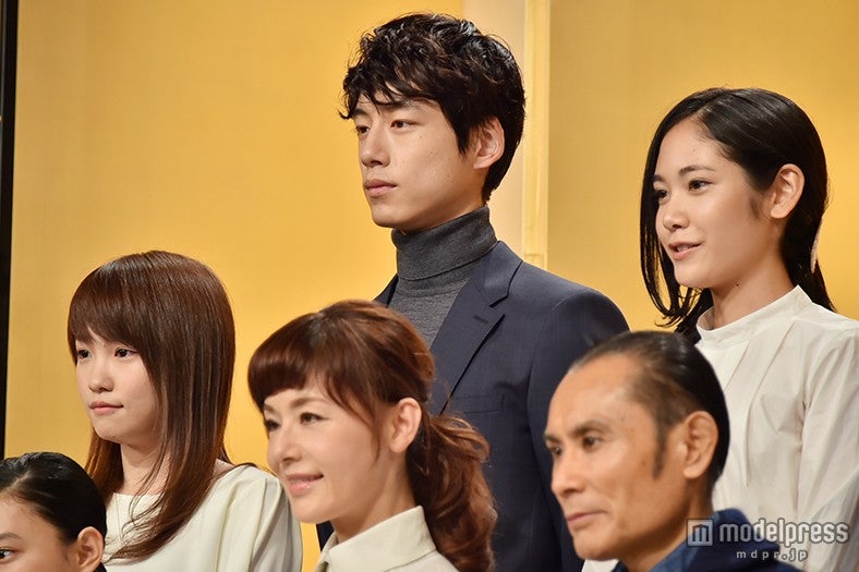 （左から）川栄李奈、坂口健太郎、阿部純子