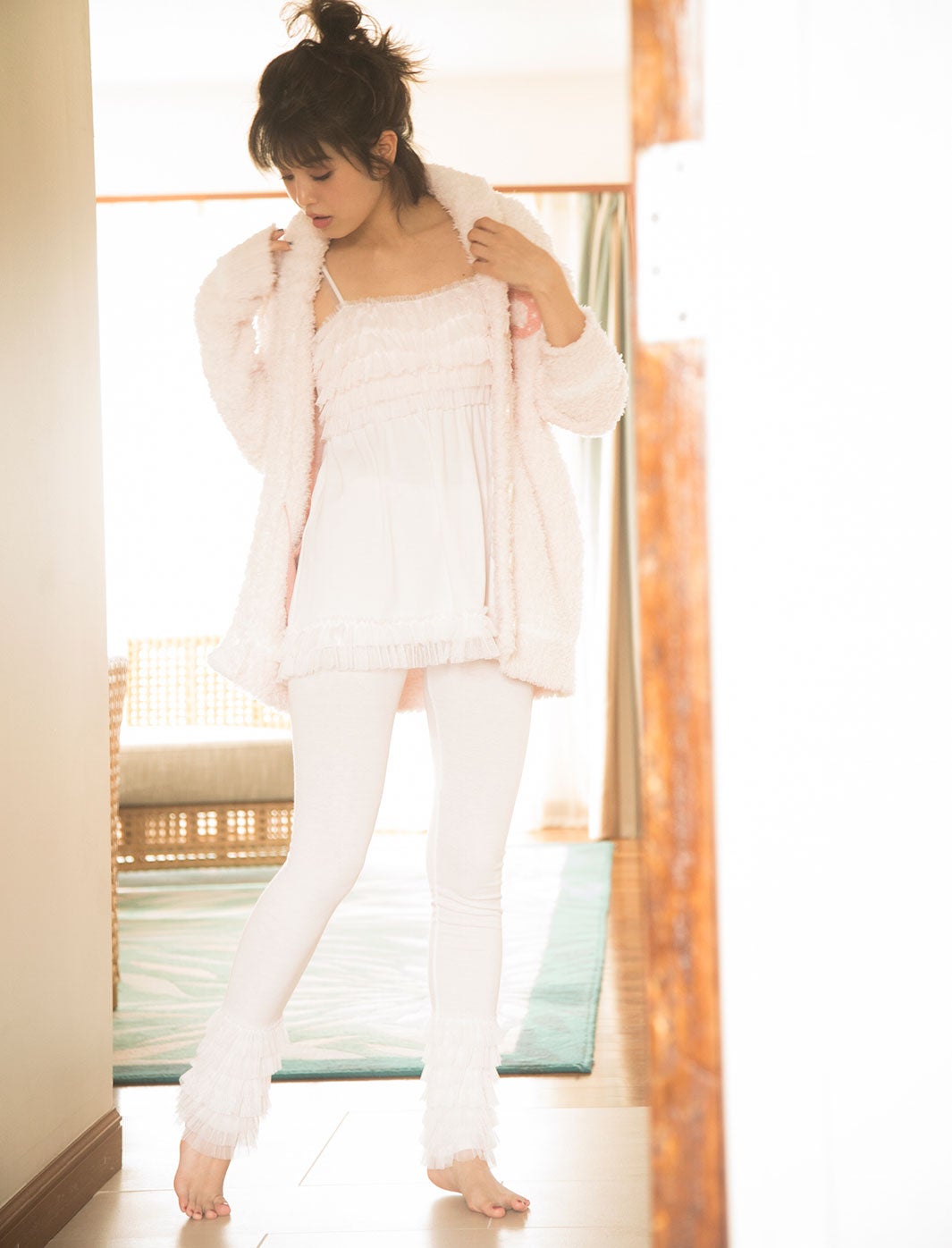 ロゴ刺繍カーディガン￥6,800、チュールキャミソール￥4,600、チュールレギンス￥4,200／すべてgelato pique（C）TOPLOG