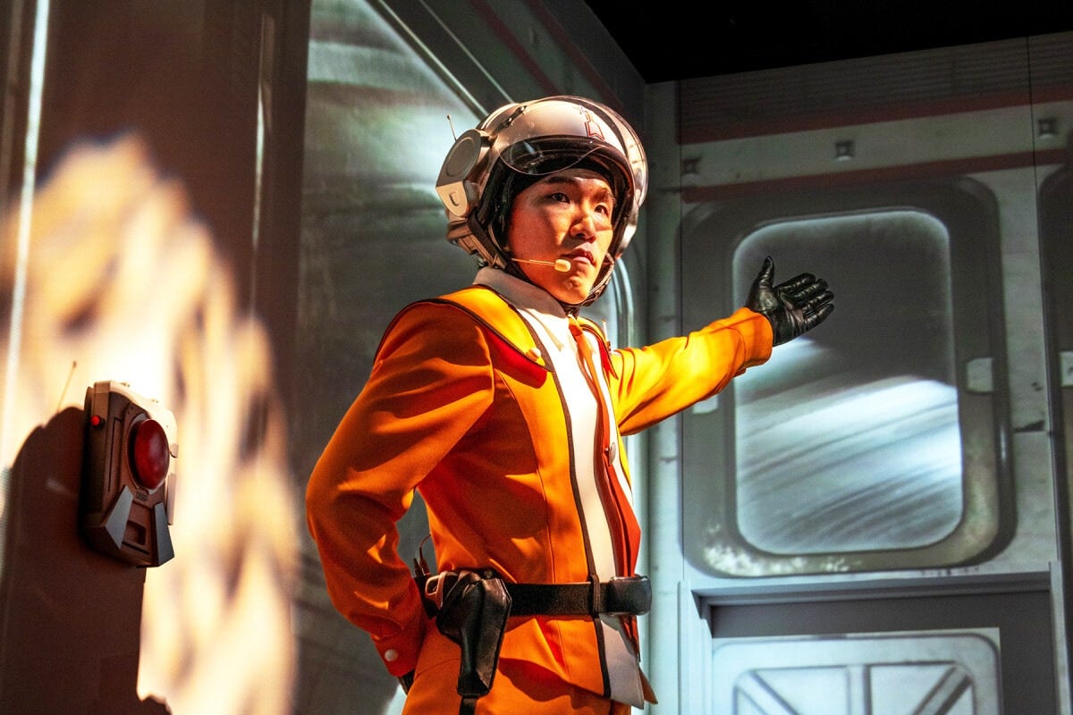 おなじみのユニフォームを着た科学特捜隊の隊員が登場　(c)TSUBURAYA