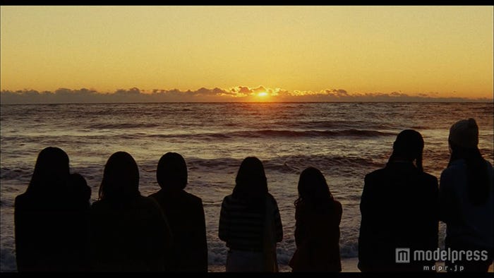 夕方のショット/AKB48「Green Flash」MVより(C)AKS