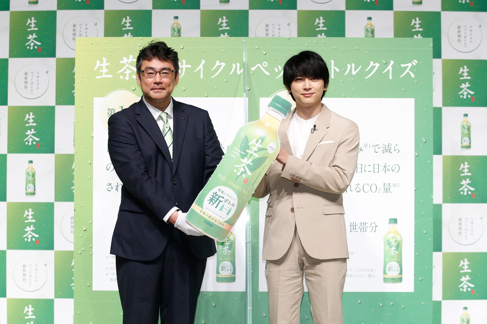 山田雄一氏（キリンビバレッジ株式会社執行役員マーケティング部長）、吉沢亮（提供写真）