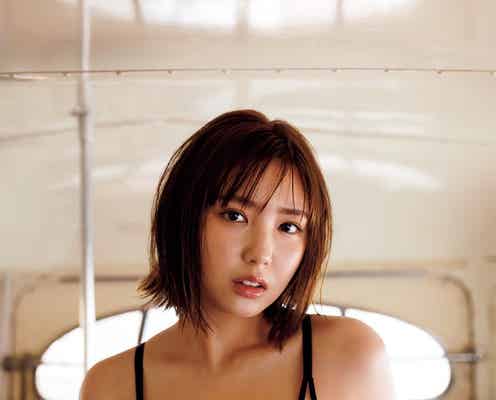 沢口愛華、変形ビキニで美バスト大胆披露「ヤングマガジン」ボブヘアで表紙