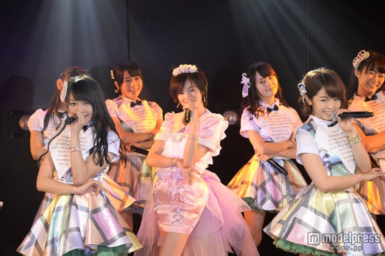 ライブの様子（C）AKS