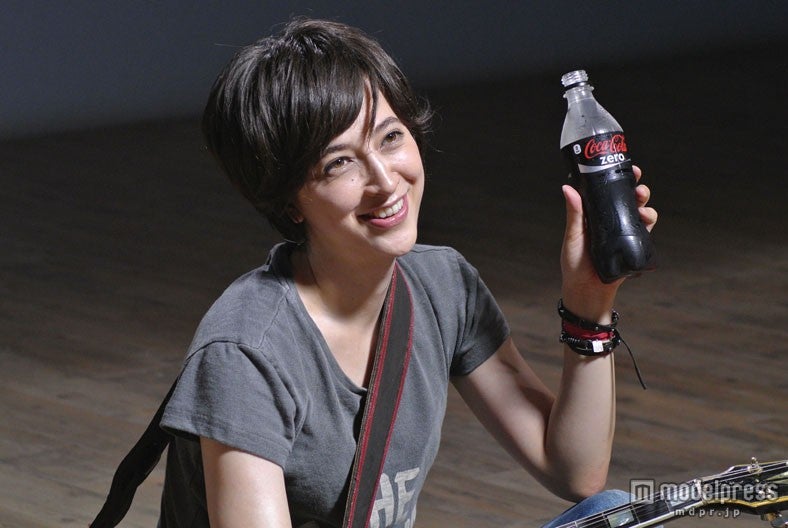 滝川クリステル／「コカ・コーラ ゼロ」新CM「Rock‘n’Roll Newscaster」篇メイキングショット