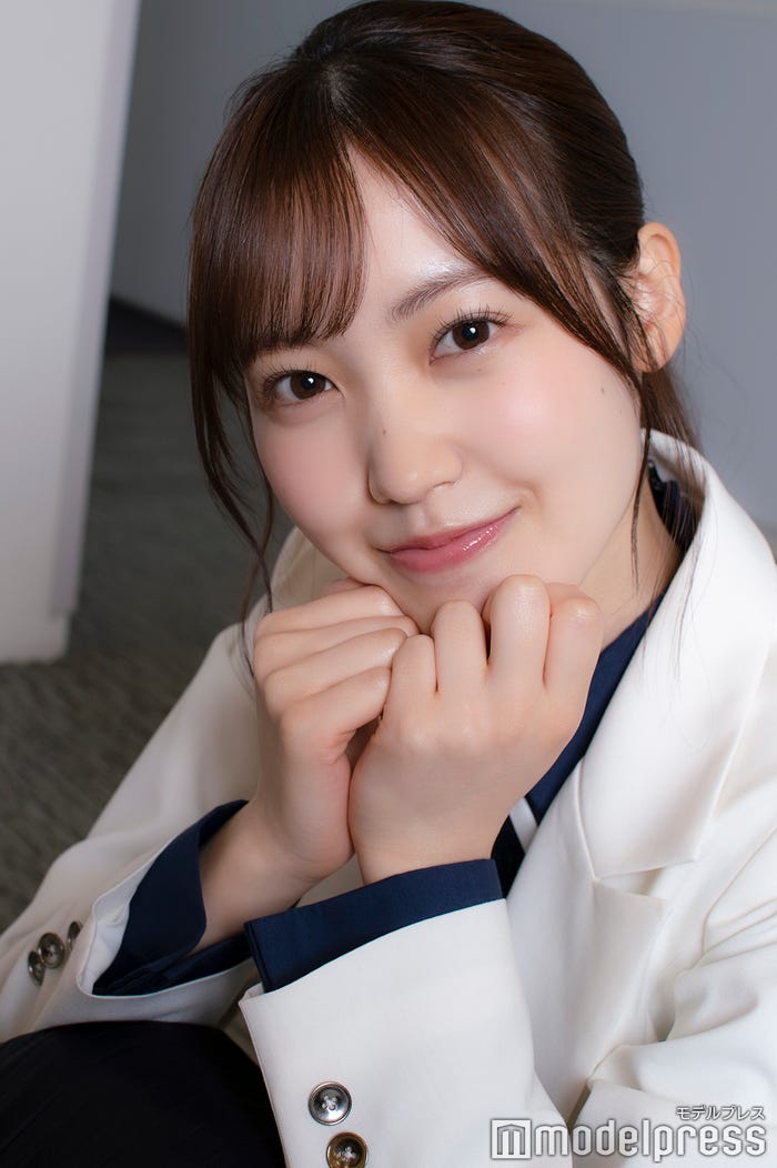 守屋麗奈の“あざとぶりっ子ポーズ”をする松田里奈(C)モデルプレス