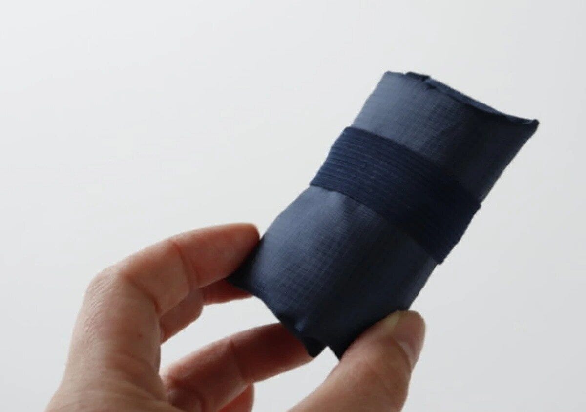 ダイソー　トラベル収納ケース（折りたたみ、ネイビー、20.5cm×20.5cm×10cm）　収納　持ち運び