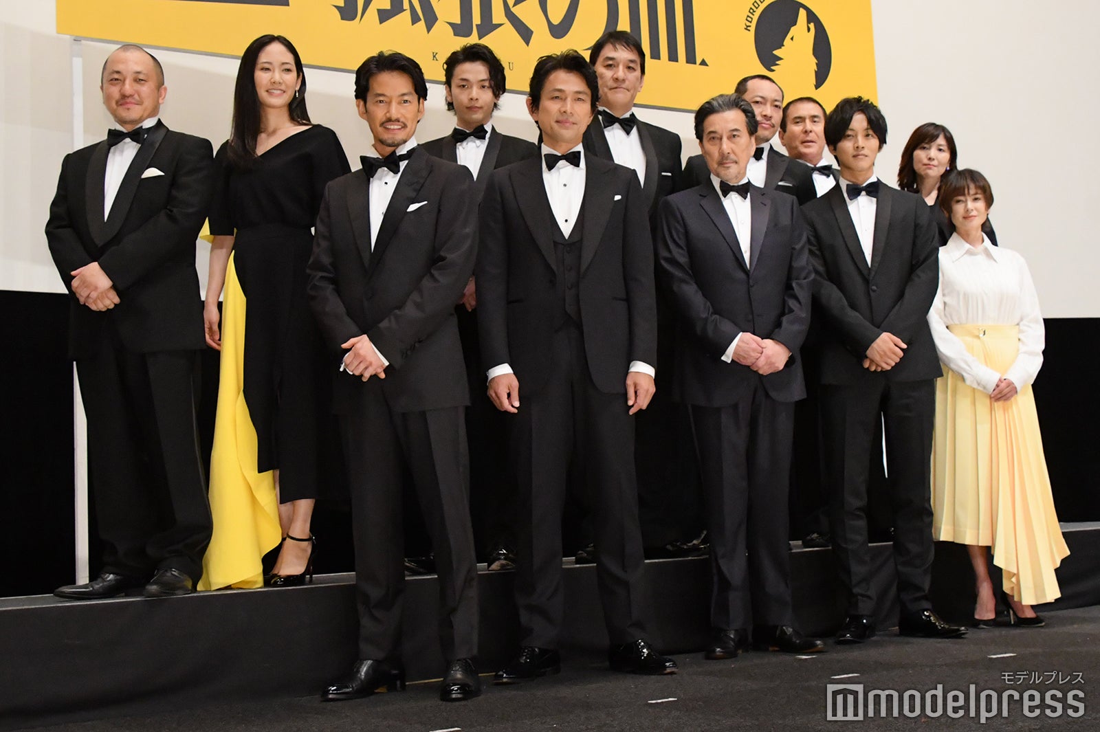 （後列左から）白石和彌監督、阿部純子、中村倫也、ピエール瀧、音尾琢真、伊吹吾郎、柚月裕子（前列左から）竹野内豊、江口洋介、役所広司、松坂桃李、真木よう子（C）モデルプレス