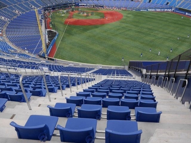 ライトウィング席からの眺め。ウィング席は座席間隔が少し広めになっており、ゆったりと観戦できます(2019年6月28日撮影)