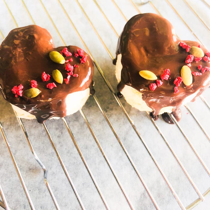 手順3:ドライストロベリー、かぼちゃの種をトッピング/画像提供:柏原歩