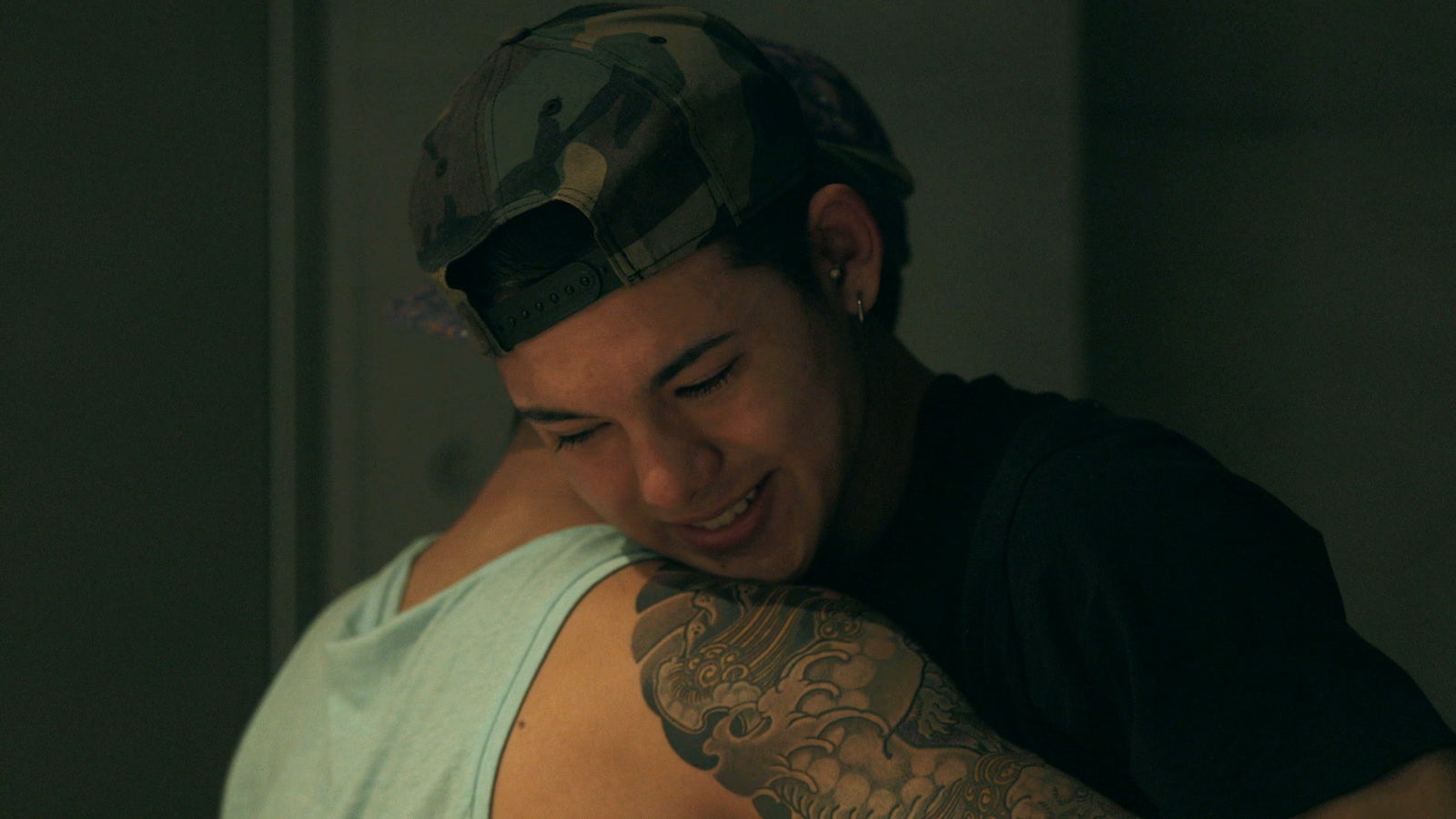 アーマンと光るが抱擁『TERRACE HOUSE BOYS ＆ GIRLS IN THE CITY』32nd WEEK（C）フジテレビ／イースト・エンタテインメント