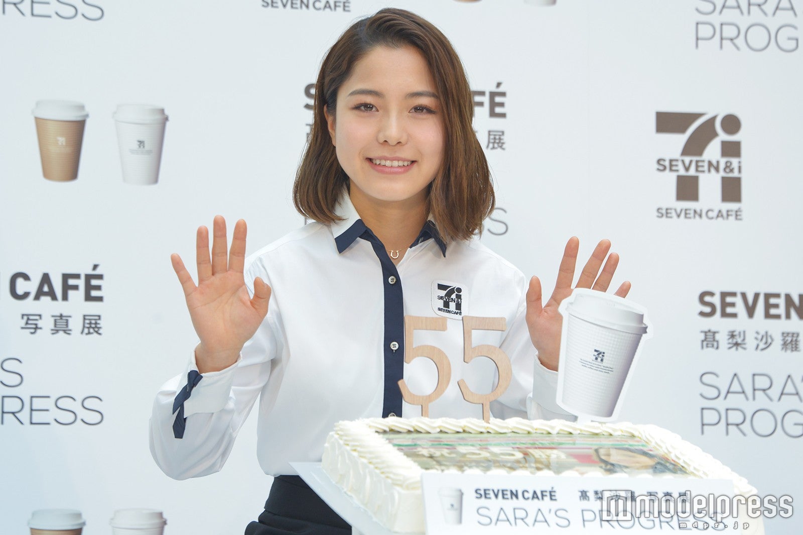 高梨沙羅選手、サプライズ祝福に感激 特大ケーキに照れる