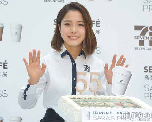 高梨沙羅選手、サプライズ祝福に感激 特大ケーキに照れる