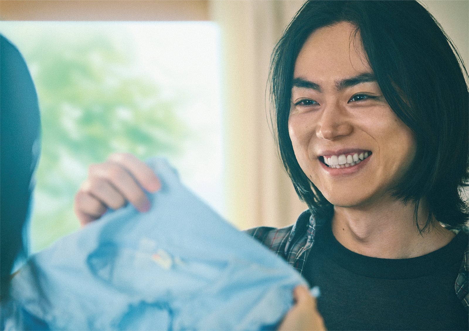 菅田将暉、優しい眼差し＆微笑み 恋人・家族との休日リアルに描く「セカスト」CM初出演