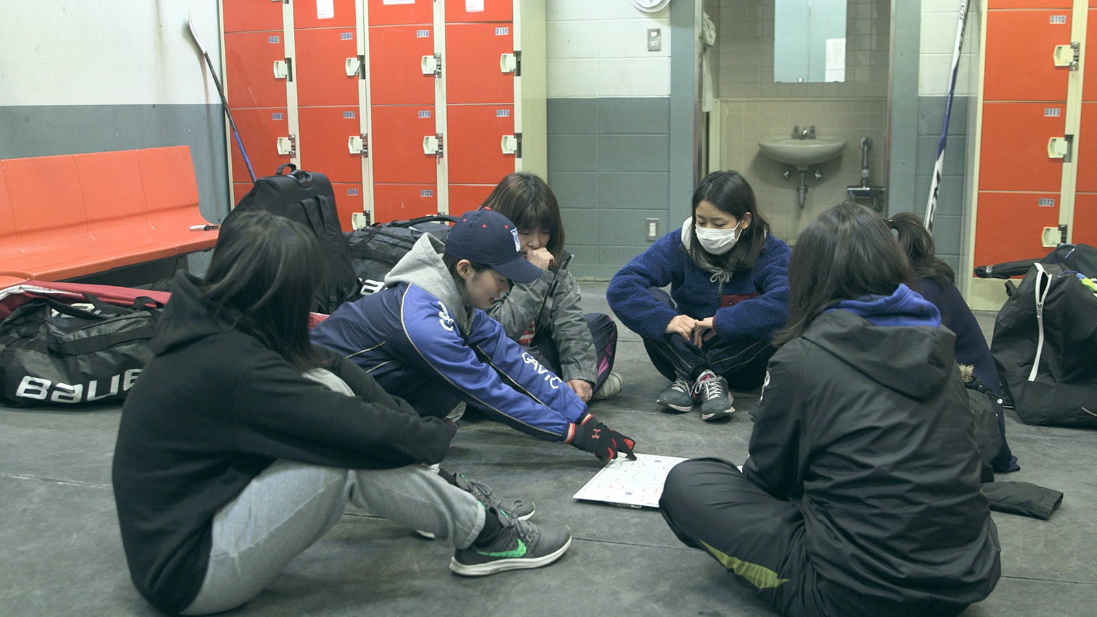 メンバーと話し合うつば冴「TERRACE HOUSE OPENING NEW DOORS」9th WEEK（C）フジテレビ／イースト・エンタテインメント