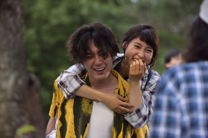 おんぶシーンは必見/間宮祥太朗、土屋太鳳(C)2017「トリガール!」製作委員会