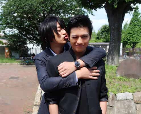三浦翔平、新田真剣佑をバックハグでキス!?「女子がトロける妄想シーン」にファン悶絶<僕たちがやりました>