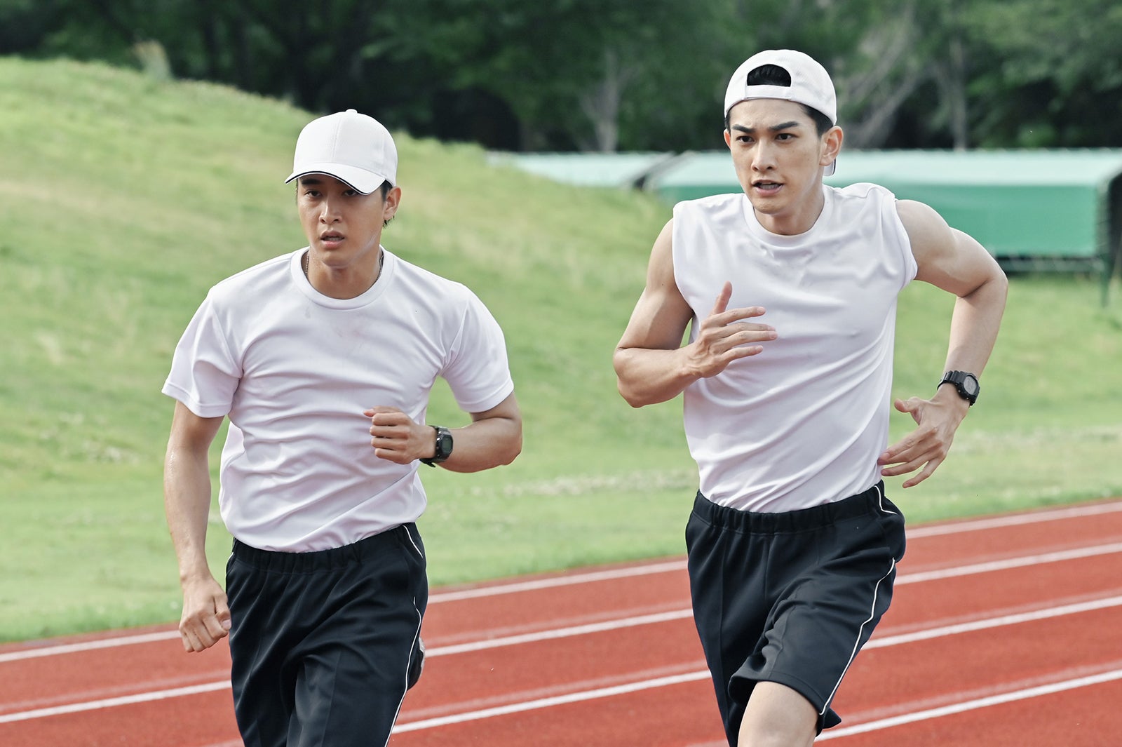 （左から）佐藤寛太、町田啓太「テッパチ！」第2話より（C）フジテレビ