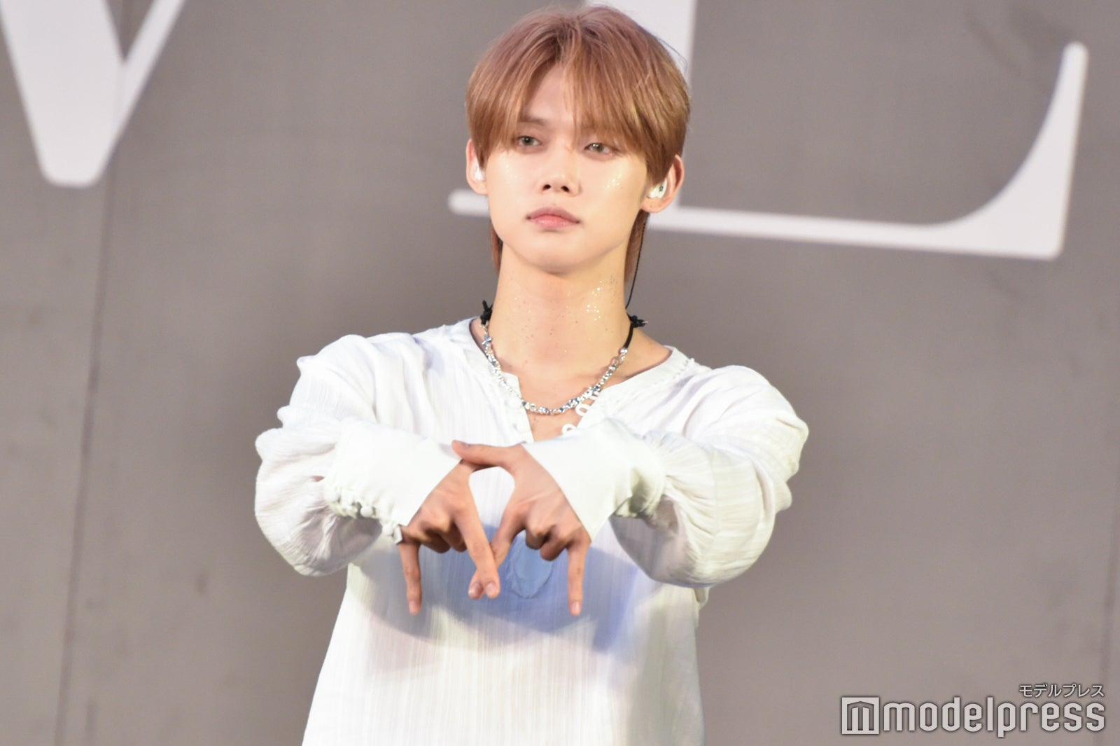 デコルテのラメがきらめくヨンジュン（C）モデルプレス