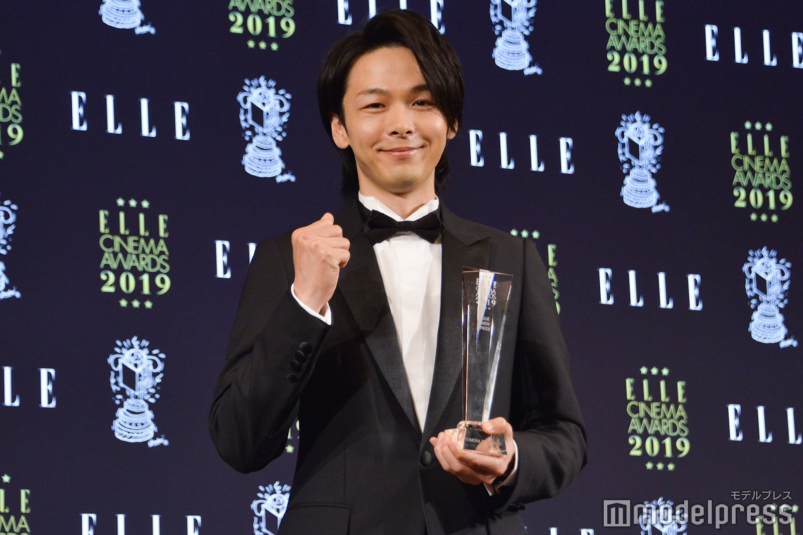 ガッツポーズの中村倫也 （C）モデルプレス