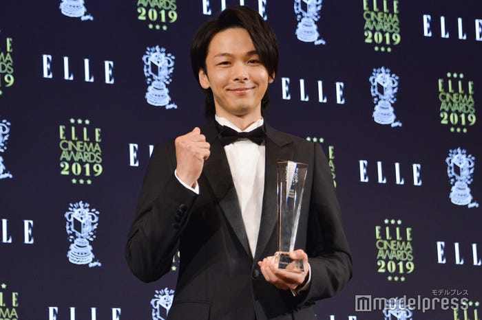 ガッツポーズの中村倫也 (C)モデルプレス