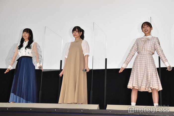クリスティアーノ・ロナウドのゴールパフォーマンス“Siuuuuu!!”を披露する小林愛香、島袋美由利、影山優佳 (C)モデルプレス